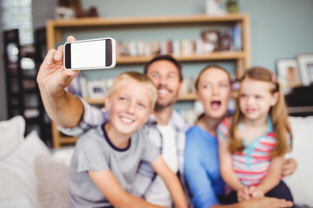 Mens die selfie van familie met mobiele telefoon nemen