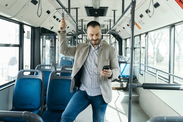 Foto mens die smartphone in bus gebruikt