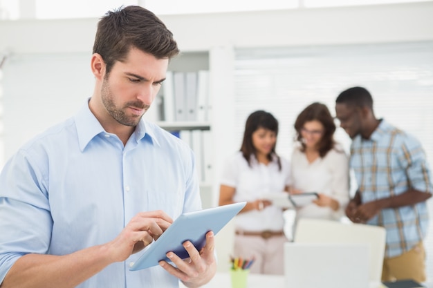 Mens die tablet voor zijn collega's gebruikt