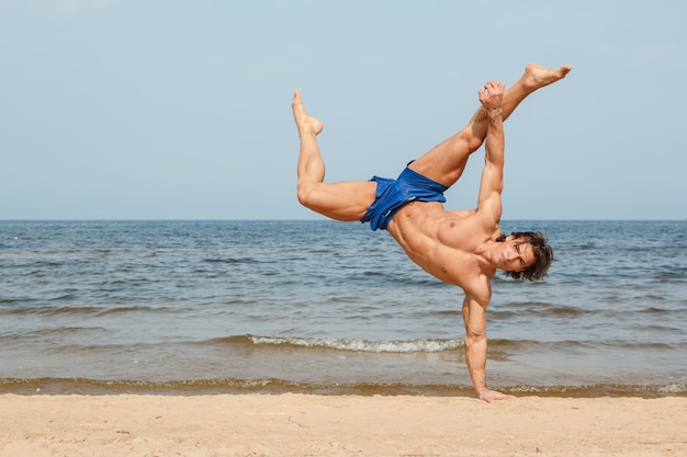 Mens die training op het strand doet