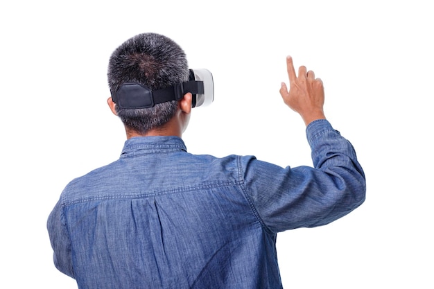 Mens die virtuele werkelijkheidshoofdtelefoon draagt die op witte achtergrond wordt geïsoleerd