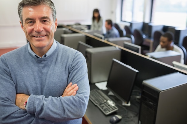 Mens die zich in de computerzaal bevindt