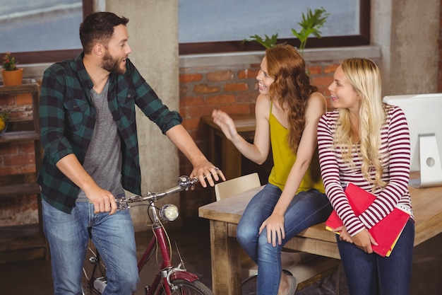 Mens die zich met fiets en het bespreken bevindt