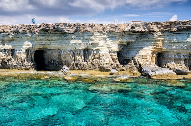 Mens die zich op Kaap Cavo Greco in Cyprus bevindt