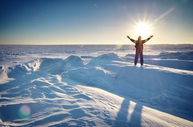 Mens en winterijs. Natuur samenstelling.