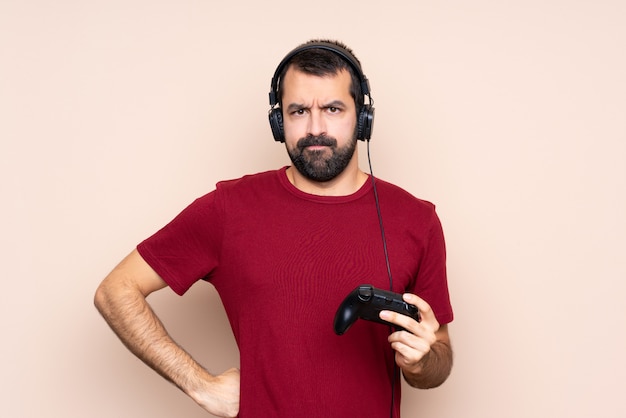 Mens het spelen met een videospelletjecontrolemechanisme over geïsoleerde boze muur