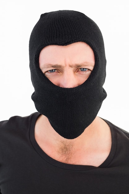 Mens in balaclava die camera bekijkt