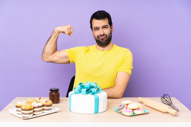 Mens in een lijst met een grote cake die sterk gebaar doet