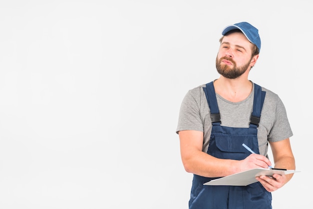 Mens in het algemene schrijven op klembord