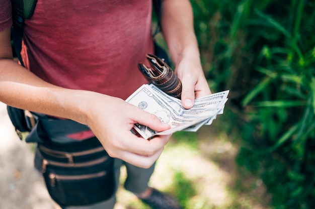 Mens in het bos tellend geld