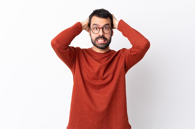 Mens met baard over geïsoleerde muur