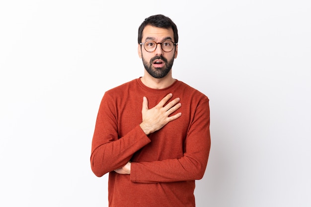 Mens met baard over geïsoleerde muur