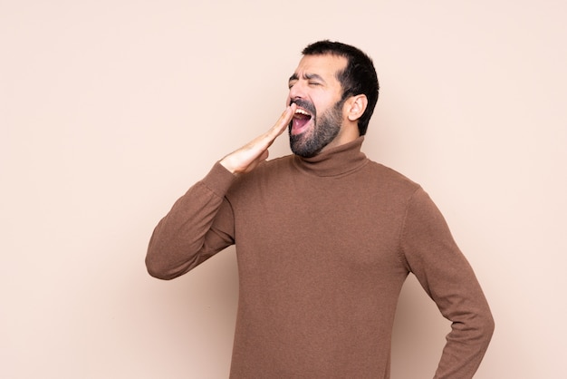 Mens met baard over geïsoleerde muur