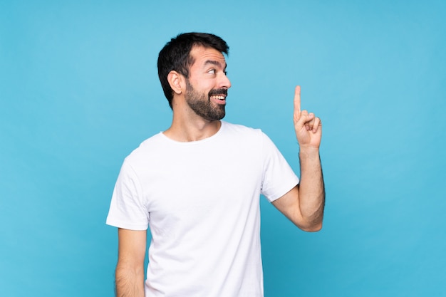 Mens met baard over geïsoleerde muur