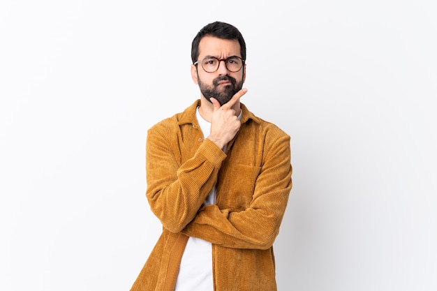 Mens met baard over geïsoleerde muur