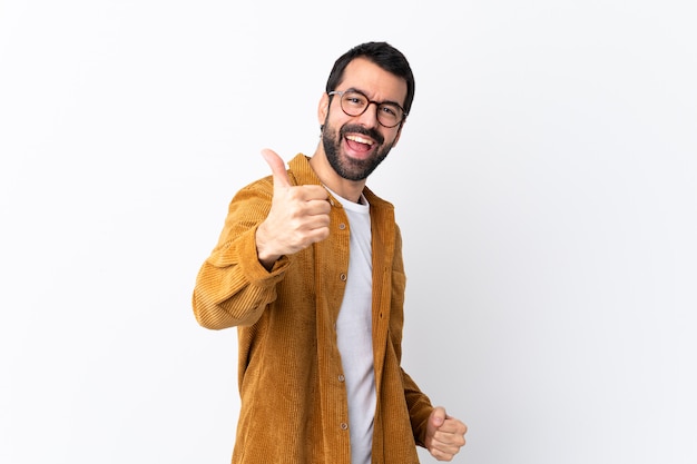 Mens met baard over geïsoleerde muur