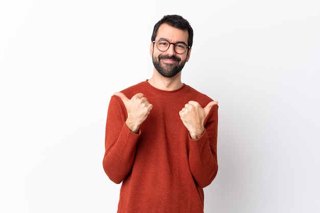 Mens met baard over geïsoleerde muur