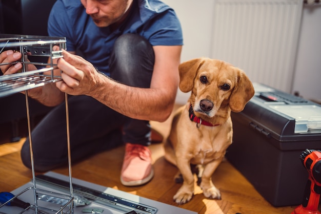 Mens met hond de bouwkeukenkasten