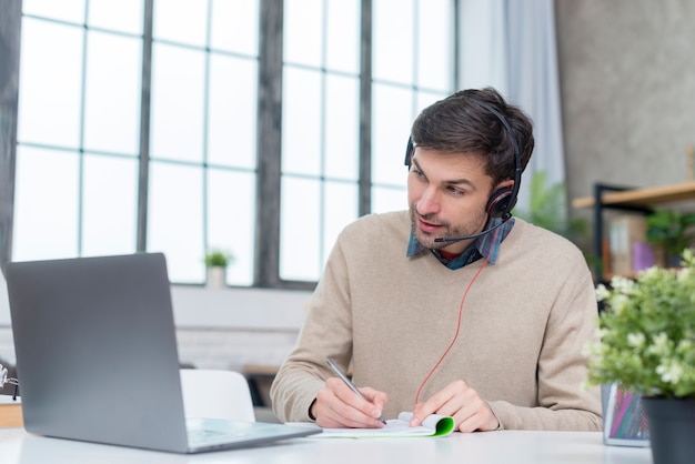 Foto mens met hoofdtelefoons die een online vergadering hebben