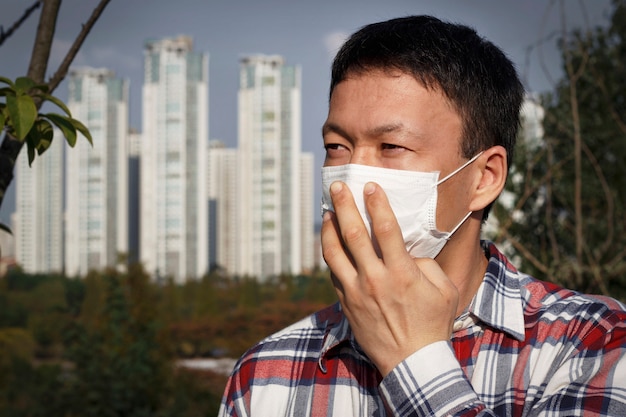 Mens met masker in de stad, concept luchtvervuiling