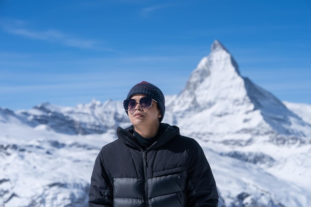 Mens met Matterhorn-berg in de Ochtend Zermatt Zwitserland