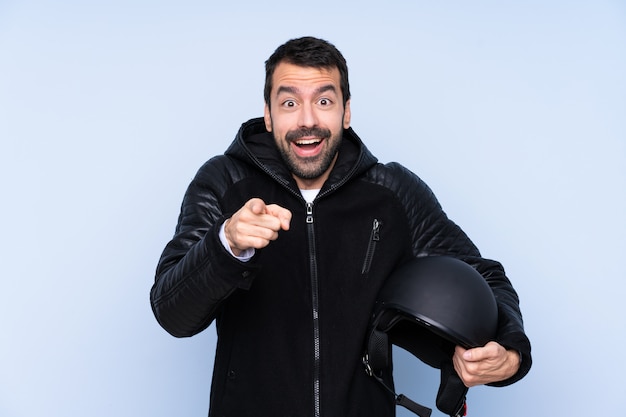 Mens met motorhelm over geïsoleerde muur