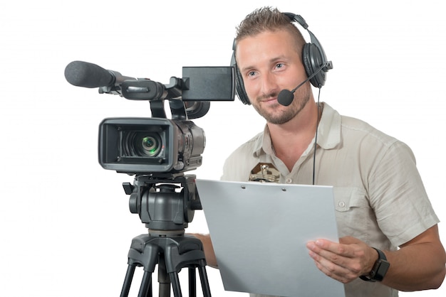 Mens met professionele camcorder die op wit wordt geïsoleerd