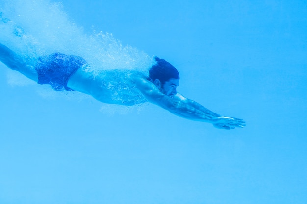 Mens onderwater zwemmen in zwembad