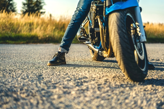 Mens op sportmotorfiets openlucht op de weg