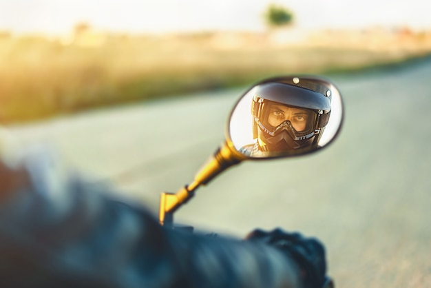 Mens op sportmotorfiets openlucht op de weg