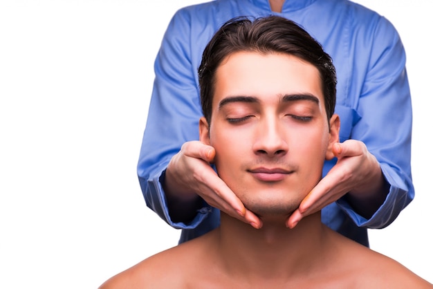 Mens tijdens massagesessie op wit wordt geïsoleerd dat