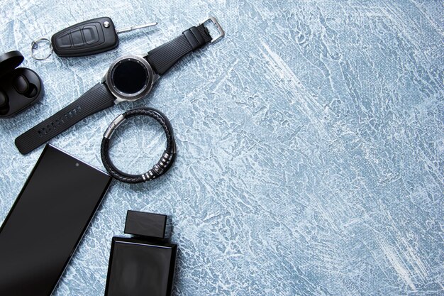 Мужские часы, очки, аксессуары для смартфонов, черные аксессуары на сером фоне