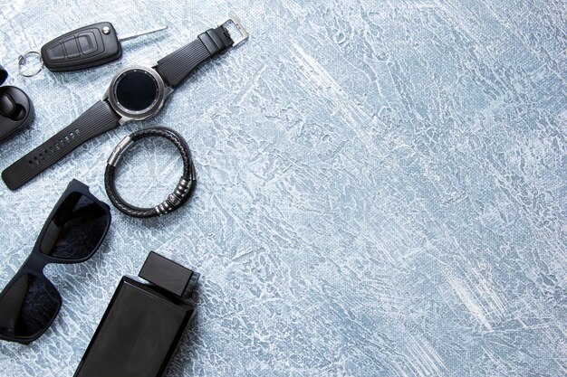 Orologi da uomo occhiali accessori per smartphone accessori neri su sfondo grigio