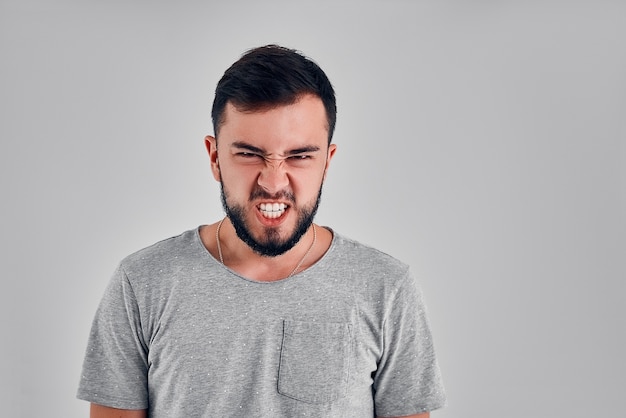 Foto menselijke emoties. schreeuw, haat, word boos. huilende emotionele boze man schreeuwen in studio. emotioneel, kwaad gezicht. man, gezichtsuitdrukking concept