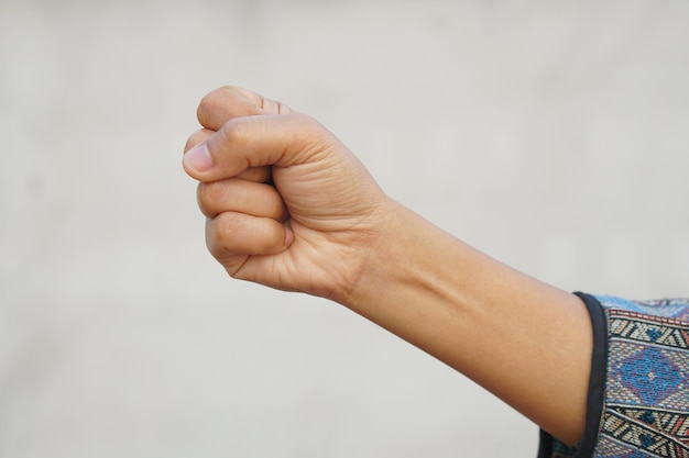 Menselijke hand die een sterk teken maakt