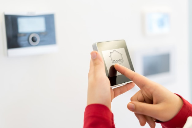 Menselijke hand met behulp van smart home-apparaat