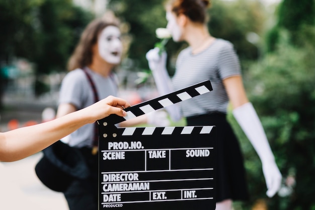 Foto menselijke hand met filmklapper