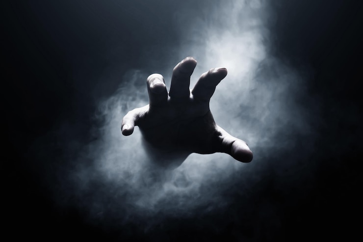 Foto menselijke hand op donkere achtergrond