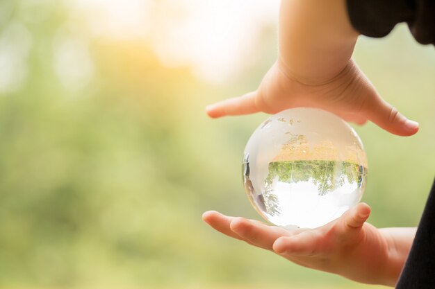 menselijke hand op een wereldbol