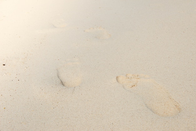 Menselijke voetafdruk op zand.