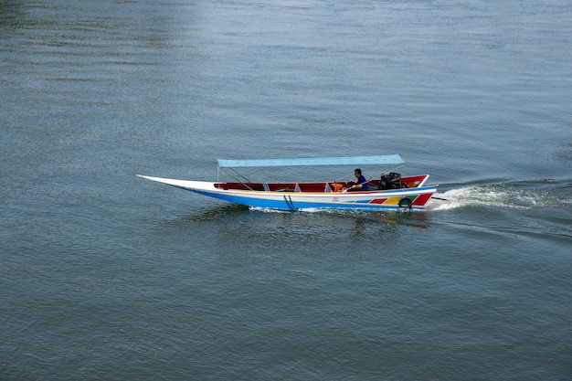 Mensen als toeristen in de snelheidsboot in de rivier