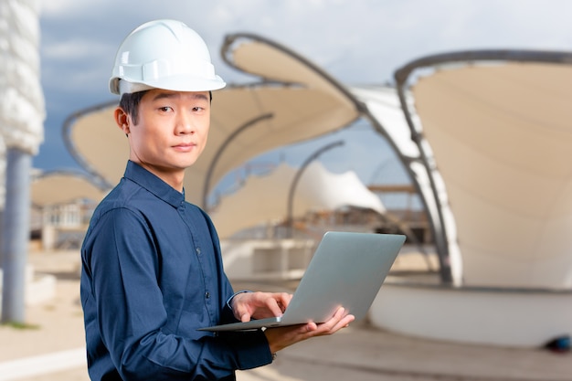 Mensen Aziatische ingenieur met laptop