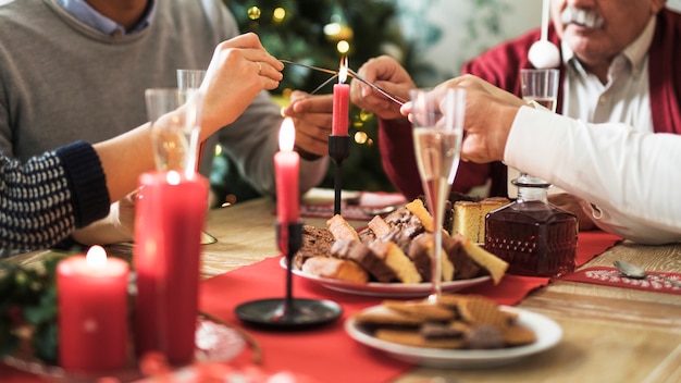 Foto mensen bengalen vuur aan feestelijke tafel