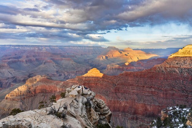 Mensen bewonderen het ongelooflijke uitzicht op de zonsondergang van Grand Canyon National Park Noord-Arizona USA