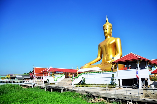 Mensen bezoeken en bidden het beeld van het Gouden Grote Boeddhabeeld in de Wat Bangchak-tempel op 21 november 2015 in Nonthaburi, Thailand