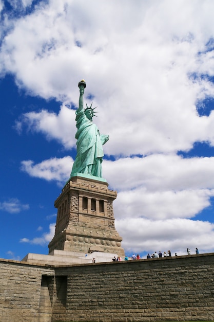 Mensen bezoeken het Vrijheidsbeeld is beroemd in New York, VS.