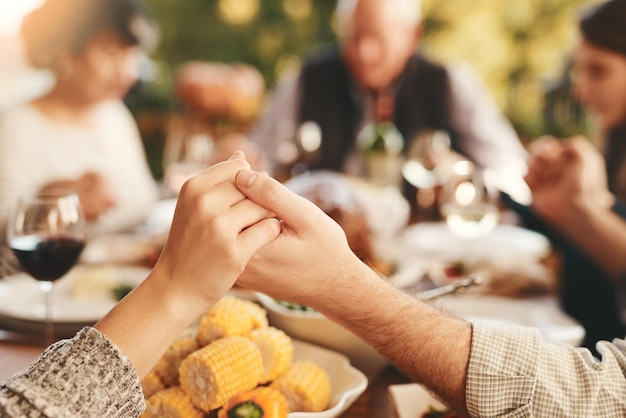 Mensen bidden om eten en eten om quality time te binden voor lunch en buiten Religieuze gebarengroep en hand in hand voor brunch familiebijeenkomst en inhoud voor pauze kalm en vredig