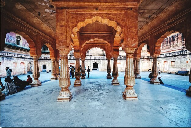 Foto mensen bij amber fort in de stad.