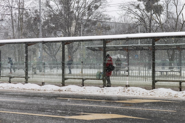 Foto mensen bij de bushalte in de besneeuwde winter