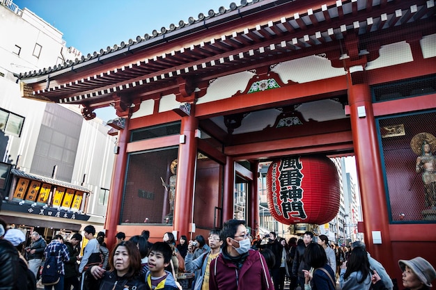 Mensen bij de ingang van de asakusa kannon tempel